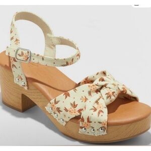 Universal Thread Eleanor Floral Women's Sandals with Wooden Block Heel